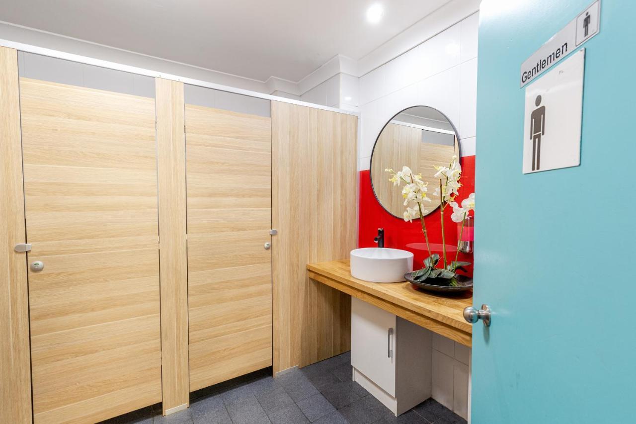 Mad Monkey Hostel Coogee Beach Randwick Bagian luar foto